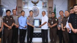 Kapolres Kediri Kota Perkuat Sinergi dengan Kejari, Serahkan Penghargaan kepada Kajari atas Dukungan Penegakan Hukum Presisi