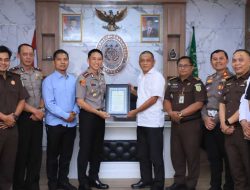 Kapolres Kediri Kota Perkuat Sinergi dengan Kejari, Serahkan Penghargaan kepada Kajari atas Dukungan Penegakan Hukum Presisi
