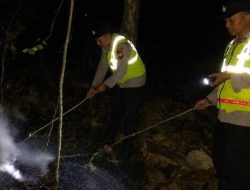 Respon Cepat Laporan Call Center 110, Polsek Kedunggalar Berhasil Padamkan Kebakaran Lahan di Ngawi