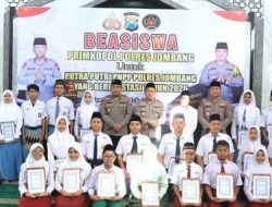 Kapolres Jombang Serahkan Beasiswa kepada Putra-Putri Pegawai Negeri Pada Polri Berprestasi