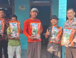 Benih Jagung Mulai Disalurkan, Bhabinkamtibmas Desa Cerme Kawal Program Ketahanan Pangan Pemerintah