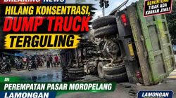 Hilang Konsentrasi, Dump Truck Terguling di Perempatan Pasar Moropelang Lamongan