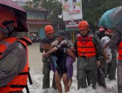 Polri Gerak Cepat Evakuasi Warga Terdampak Banjir di Padang