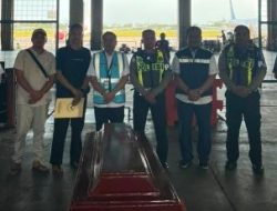 Tim DVI Polda Jatim Kembali Serahkan Jenazah Korban KM Mutiara Sentosa II Asal Sumatera dan Sulawesi kepada Keluarga