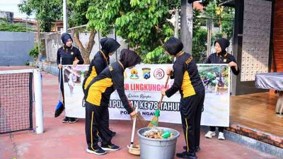 Sambut HUT ke 78 Polwan, Srikandi Polres Ngawi Kompak Resik Resik Lingkungan Mako mdn
