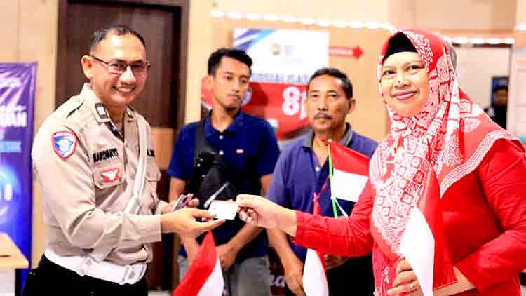 Satlantas Polres Gresik Hadiahkan SIM Gratis untuk 17 Warga yang Lahir 17 Agustus
