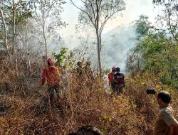 Tim Gabungan Polres Trenggalek Berhasil Evakuasi 4 Pendaki yang Terjebak Kebakaran di Gunung Orak arik