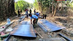 Babinsa Pangkur Gotong Royong Percepat Pembangunan Jembatan Merah Putih di Babadan