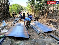 Babinsa Pangkur Gotong Royong Percepat Pembangunan Jembatan Merah Putih di Babadan