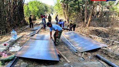 Babinsa Pangkur Gotong Royong Percepat Pembangunan Jembatan Merah Putih di Babadan