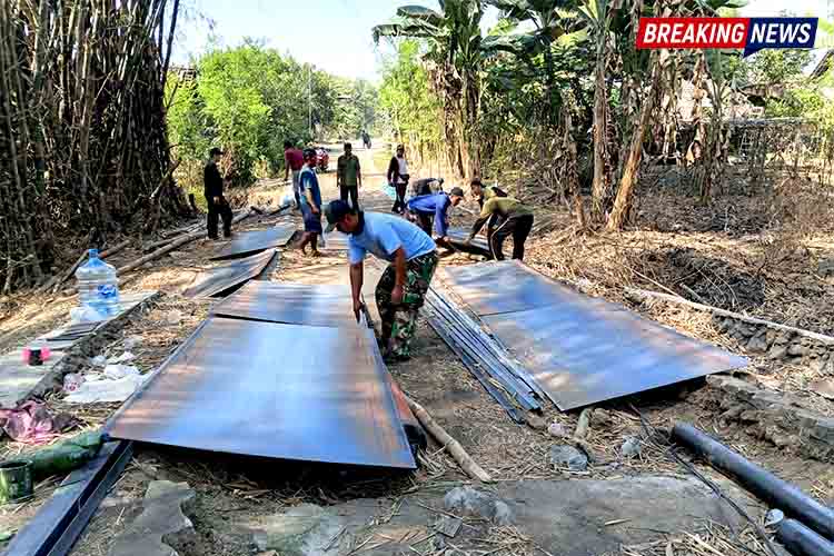 Babinsa Pangkur Gotong Royong Percepat Pembangunan Jembatan Merah Putih di Babadan