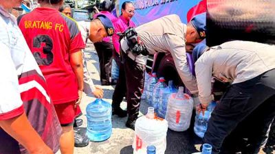 Brimob Polda Jatim Salurkan 37.000 Liter Air Bersih untuk Warga Terdampak Kemarau