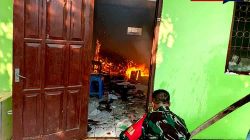 Dua Gedung SMPN 1 Jogorogo Terbakar, Babinsa dan Petugas Gabungan Bergerak Padamkan Api
