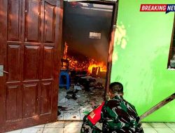 Dua Gedung SMPN 1 Jogorogo Terbakar, Babinsa dan Petugas Gabungan Bergerak Padamkan Api
