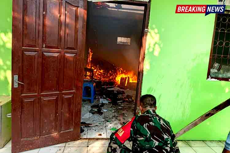 Dua Gedung SMPN 1 Jogorogo Terbakar, Babinsa dan Petugas Gabungan Bergerak Padamkan Api