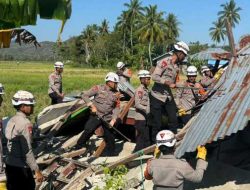 Kehadiran Brimob Ringankan Beban Warga, Rumah Terdampak Bencana Dibongkar