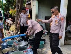 Polres Nganjuk Kerahkan Water Cannon dan Truk Tangki Pasok Puluhan Ribu Liter Air Bersih di Ngetos