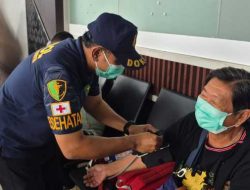 Polresta Bandara Soetta Beri Layanan Kesehatan dan Masker Gratis untuk Penumpang Pesawat yang Tertunda Akibat Erupsi Anak Krakatau