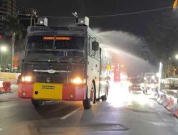 Brimob Polda Metro Jaya Semprot Jalan dan Bagikan Masker Antisipasi Abu Vulkanik Anak Krakatau