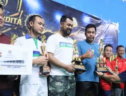Final Badminton Cup-1 2026 Berlangsung Sengit, Kapolres Kediri Kota Serahkan Trofi kepada Para Juara