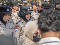 Polwan Polres Blitar Berikan Pelayanan Humanis, Berbagi Air hingga Bersihkan Sampah Bersama Massa Aksi