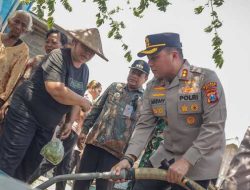 Polres Blitar Salurkan Bantuan Air Bersih dan Sembako bagi Warga Terdampak Kekeringan
