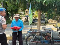 Senyum Abang Becak, Terima Paket Sembako dari Sipropram Polres Ngawi