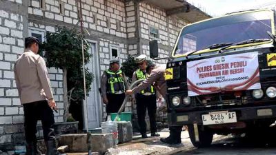 Polres Gresik Peduli, Salurkan Bantuan Air Bersih untuk Warga 3 Desa di Balongpanggang