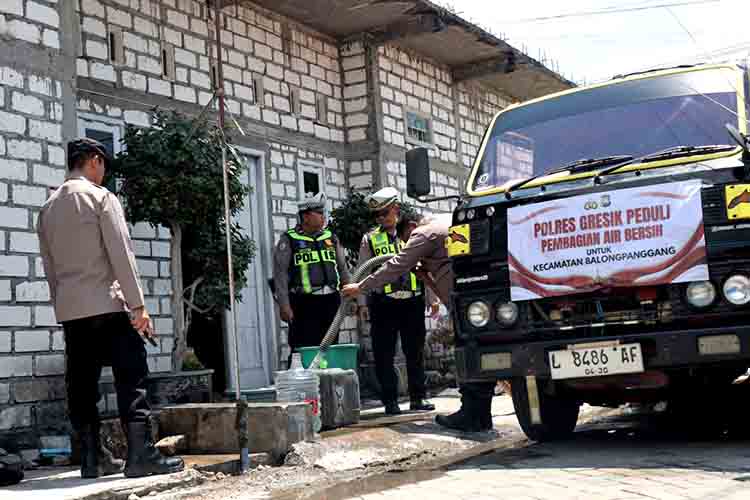 Polres Gresik Peduli, Salurkan Bantuan Air Bersih untuk Warga 3 Desa di Balongpanggang