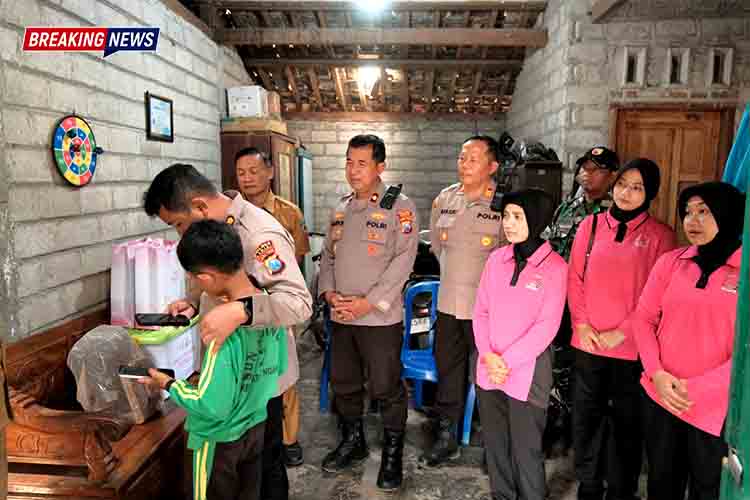 Polres Kediri Sambangi Marfel, Bocah Kelas 5 SD yang Berjuang Rawat Ibunya