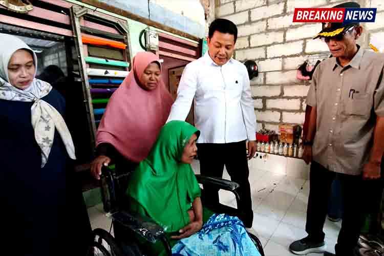 Respon Cepat Pemkab Sidoarjo, Bupati Subandi Turun Langsung Bedah Rumah Warga Buduran dan Salurkan Kursi Roda