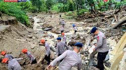 Saat Galodo Menerjang Solok, Polri Hadir Melayanim SAR Dikerahkan, Mapolres Jadi Tempat Pengungsian
