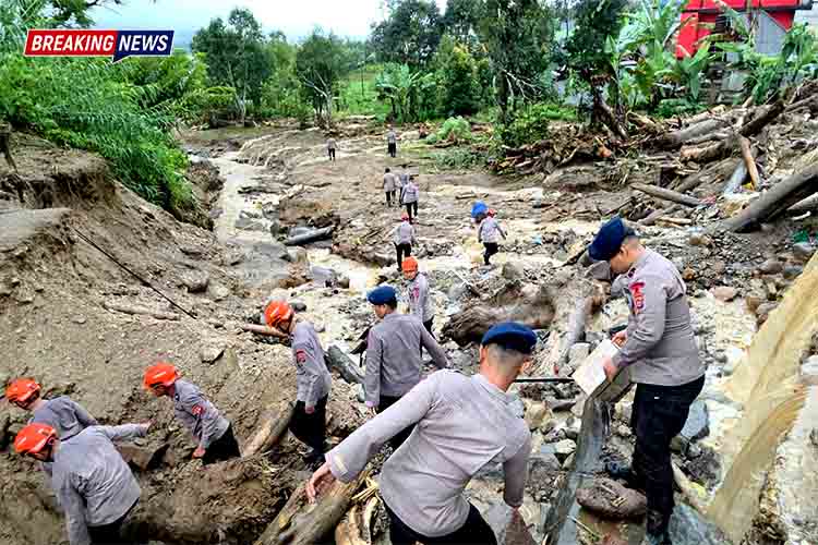 Saat Galodo Menerjang Solok, Polri Hadir Melayanim SAR Dikerahkan, Mapolres Jadi Tempat Pengungsian