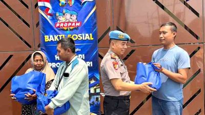 Senyum Abang Becak, Terima Paket Sembako dari Sipropram Polres Ngawi